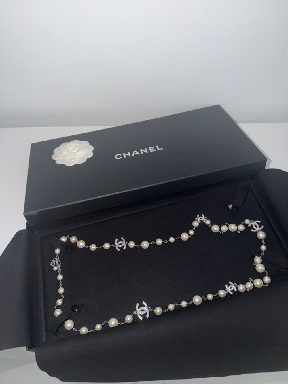 CHANEL Pearl Station Necklace with Silver CC Logos - White Pearls - Picture 4 of 4